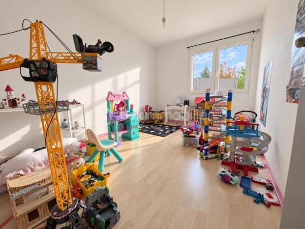 BSK Immobilier vous propose cette maison familiale située dans un environnement champêtre et particulièrement calme, offrant un cadre de vie paisible tout en restant à proximité des commodités.

D’une surface habitable de 132 m², elle est édifiée sur un terrain entièrement clos de 1 492 m², exposé plein sud et agrémenté d’une piscine de 7 × 4 mètres.

La maison s’organise sur plusieurs niveaux.

Dès l’entrée, vous découvrirez un placard à deux vantaux. L’espace de vie se compose d’un agréable séjour de 34,50 m² et d’une cuisine équipée de 10,50 m², installée en 2024. Celle-ci comprend un lave-vaisselle, une plaque de cuisson, une hotte, un four et un micro-ondes, avec un accès direct à la terrasse.

En demi-niveau, la partie nuit climatisée accueille trois chambres de 11,30 m², 11,30 m² et 13,40 m². Les trois chambres disposent d’un sol en parquet et de placards. L’une d’elles bénéficie également d’une porte-fenêtre donnant directement sur l’extérieur.

Ce niveau comprend également une salle de bains de 7,40 m² avec baignoire, double vasque, sèche-serviettes et dressing, une salle d’eau de 2,90 m² avec douche et vasque, ainsi qu’un WC suspendu indépendant de 1,30 m².

Au sous-sol, vous bénéficierez d’une quatrième chambre carrelée de 11,10 m², d’une buanderie de 8 m² et d’une salle d’eau de 2,30 m² comprenant une douche, une vasque et un WC. Un garage de 30 m² complète ce niveau.

La propriété dispose également d’une cave d’environ 30 m², dont le sol est en partie carrelé et en partie en terre battue, ainsi que d’un petit abri extérieur.

Côté équipements, la maison bénéficie de menuiseries en PVC double vitrage, de volets roulants sur l’ensemble des ouvertures et d’un chauffage électrique au sol. La production d’eau chaude est assurée par un ballon de 300 litres, remplacé en 2024. Un conduit de cheminée permet également d’envisager l’installation d’un poêle à bois ou d’un autre mode de chauffage complémentaire.

Le portail électrique, le digicode et le système d’alarme apportent confort et sécurité. Trois points d’eau extérieurs facilitent l’entretien du terrain.

La maison est raccordée au tout-à-l’égout et à la fibre optique.

Taxe foncière : 1 692 €.

Une maison spacieuse et fonctionnelle, idéale pour les personnes recherchant le calme, de beaux volumes et un agréable cadre de vie à la campagne, sans être isolées.
A visiter sans tarder !!!