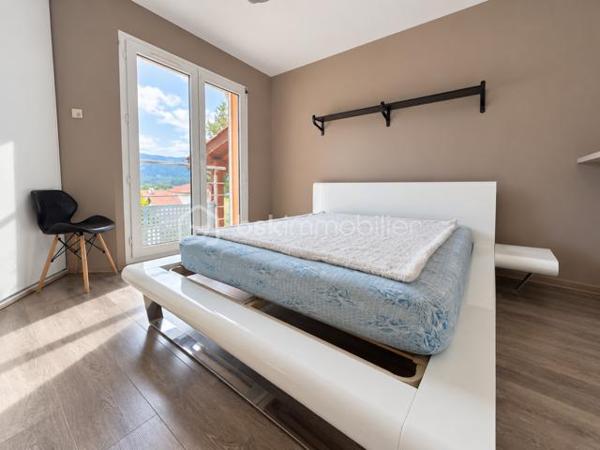 BSK Immobilier vous propose cette maison familiale située dans un environnement champêtre et particulièrement calme, offrant un cadre de vie paisible tout en restant à proximité des commodités.

D’une surface habitable de 132 m², elle est édifiée sur un terrain entièrement clos de 1 492 m², exposé plein sud et agrémenté d’une piscine de 7 × 4 mètres.

La maison s’organise sur plusieurs niveaux.

Dès l’entrée, vous découvrirez un placard à deux vantaux. L’espace de vie se compose d’un agréable séjour de 34,50 m² et d’une cuisine équipée de 10,50 m², installée en 2024. Celle-ci comprend un lave-vaisselle, une plaque de cuisson, une hotte, un four et un micro-ondes, avec un accès direct à la terrasse.

En demi-niveau, la partie nuit climatisée accueille trois chambres de 11,30 m², 11,30 m² et 13,40 m². Les trois chambres disposent d’un sol en parquet et de placards. L’une d’elles bénéficie également d’une porte-fenêtre donnant directement sur l’extérieur.

Ce niveau comprend également une salle de bains de 7,40 m² avec baignoire, double vasque, sèche-serviettes et dressing, une salle d’eau de 2,90 m² avec douche et vasque, ainsi qu’un WC suspendu indépendant de 1,30 m².

Au sous-sol, vous bénéficierez d’une quatrième chambre carrelée de 11,10 m², d’une buanderie de 8 m² et d’une salle d’eau de 2,30 m² comprenant une douche, une vasque et un WC. Un garage de 30 m² complète ce niveau.

La propriété dispose également d’une cave d’environ 30 m², dont le sol est en partie carrelé et en partie en terre battue, ainsi que d’un petit abri extérieur.

Côté équipements, la maison bénéficie de menuiseries en PVC double vitrage, de volets roulants sur l’ensemble des ouvertures et d’un chauffage électrique au sol. La production d’eau chaude est assurée par un ballon de 300 litres, remplacé en 2024. Un conduit de cheminée permet également d’envisager l’installation d’un poêle à bois ou d’un autre mode de chauffage complémentaire.

Le portail électrique, le digicode et le système d’alarme apportent confort et sécurité. Trois points d’eau extérieurs facilitent l’entretien du terrain.

La maison est raccordée au tout-à-l’égout et à la fibre optique.

Taxe foncière : 1 692 €.

Une maison spacieuse et fonctionnelle, idéale pour les personnes recherchant le calme, de beaux volumes et un agréable cadre de vie à la campagne, sans être isolées.
A visiter sans tarder !!!