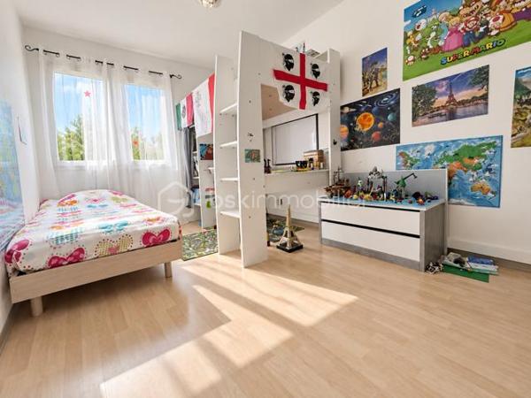 BSK Immobilier vous propose cette maison familiale située dans un environnement champêtre et particulièrement calme, offrant un cadre de vie paisible tout en restant à proximité des commodités.

D’une surface habitable de 132 m², elle est édifiée sur un terrain entièrement clos de 1 492 m², exposé plein sud et agrémenté d’une piscine de 7 × 4 mètres.

La maison s’organise sur plusieurs niveaux.

Dès l’entrée, vous découvrirez un placard à deux vantaux. L’espace de vie se compose d’un agréable séjour de 34,50 m² et d’une cuisine équipée de 10,50 m², installée en 2024. Celle-ci comprend un lave-vaisselle, une plaque de cuisson, une hotte, un four et un micro-ondes, avec un accès direct à la terrasse.

En demi-niveau, la partie nuit climatisée accueille trois chambres de 11,30 m², 11,30 m² et 13,40 m². Les trois chambres disposent d’un sol en parquet et de placards. L’une d’elles bénéficie également d’une porte-fenêtre donnant directement sur l’extérieur.

Ce niveau comprend également une salle de bains de 7,40 m² avec baignoire, double vasque, sèche-serviettes et dressing, une salle d’eau de 2,90 m² avec douche et vasque, ainsi qu’un WC suspendu indépendant de 1,30 m².

Au sous-sol, vous bénéficierez d’une quatrième chambre carrelée de 11,10 m², d’une buanderie de 8 m² et d’une salle d’eau de 2,30 m² comprenant une douche, une vasque et un WC. Un garage de 30 m² complète ce niveau.

La propriété dispose également d’une cave d’environ 30 m², dont le sol est en partie carrelé et en partie en terre battue, ainsi que d’un petit abri extérieur.

Côté équipements, la maison bénéficie de menuiseries en PVC double vitrage, de volets roulants sur l’ensemble des ouvertures et d’un chauffage électrique au sol. La production d’eau chaude est assurée par un ballon de 300 litres, remplacé en 2024. Un conduit de cheminée permet également d’envisager l’installation d’un poêle à bois ou d’un autre mode de chauffage complémentaire.

Le portail électrique, le digicode et le système d’alarme apportent confort et sécurité. Trois points d’eau extérieurs facilitent l’entretien du terrain.

La maison est raccordée au tout-à-l’égout et à la fibre optique.

Taxe foncière : 1 692 €.

Une maison spacieuse et fonctionnelle, idéale pour les personnes recherchant le calme, de beaux volumes et un agréable cadre de vie à la campagne, sans être isolées.
A visiter sans tarder !!!