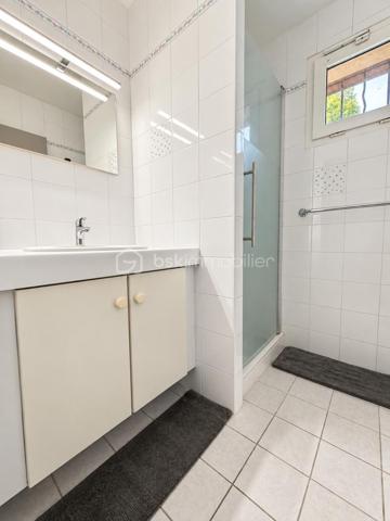 BSK Immobilier vous propose cette maison familiale située dans un environnement champêtre et particulièrement calme, offrant un cadre de vie paisible tout en restant à proximité des commodités.

D’une surface habitable de 132 m², elle est édifiée sur un terrain entièrement clos de 1 492 m², exposé plein sud et agrémenté d’une piscine de 7 × 4 mètres.

La maison s’organise sur plusieurs niveaux.

Dès l’entrée, vous découvrirez un placard à deux vantaux. L’espace de vie se compose d’un agréable séjour de 34,50 m² et d’une cuisine équipée de 10,50 m², installée en 2024. Celle-ci comprend un lave-vaisselle, une plaque de cuisson, une hotte, un four et un micro-ondes, avec un accès direct à la terrasse.

En demi-niveau, la partie nuit climatisée accueille trois chambres de 11,30 m², 11,30 m² et 13,40 m². Les trois chambres disposent d’un sol en parquet et de placards. L’une d’elles bénéficie également d’une porte-fenêtre donnant directement sur l’extérieur.

Ce niveau comprend également une salle de bains de 7,40 m² avec baignoire, double vasque, sèche-serviettes et dressing, une salle d’eau de 2,90 m² avec douche et vasque, ainsi qu’un WC suspendu indépendant de 1,30 m².

Au sous-sol, vous bénéficierez d’une quatrième chambre carrelée de 11,10 m², d’une buanderie de 8 m² et d’une salle d’eau de 2,30 m² comprenant une douche, une vasque et un WC. Un garage de 30 m² complète ce niveau.

La propriété dispose également d’une cave d’environ 30 m², dont le sol est en partie carrelé et en partie en terre battue, ainsi que d’un petit abri extérieur.

Côté équipements, la maison bénéficie de menuiseries en PVC double vitrage, de volets roulants sur l’ensemble des ouvertures et d’un chauffage électrique au sol. La production d’eau chaude est assurée par un ballon de 300 litres, remplacé en 2024. Un conduit de cheminée permet également d’envisager l’installation d’un poêle à bois ou d’un autre mode de chauffage complémentaire.

Le portail électrique, le digicode et le système d’alarme apportent confort et sécurité. Trois points d’eau extérieurs facilitent l’entretien du terrain.

La maison est raccordée au tout-à-l’égout et à la fibre optique.

Taxe foncière : 1 692 €.

Une maison spacieuse et fonctionnelle, idéale pour les personnes recherchant le calme, de beaux volumes et un agréable cadre de vie à la campagne, sans être isolées.
A visiter sans tarder !!!