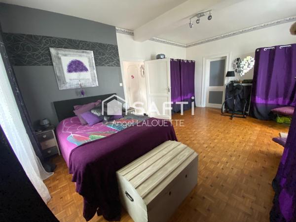 Authentique longère rénovée avec 3 chambres, 2 garages et terrasse couverte !