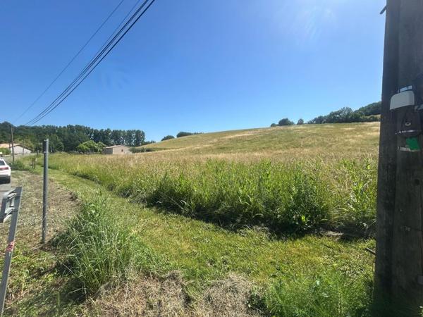 « Offrez-vous un espace rare avec ce magnifique terrain de 1291 m², idéal pour concrétiser votre projet de vie dans un environnement privilégié. »