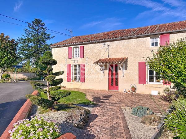 Maison en pierre rénovée à Fontenay-le-Comte - 5 pièces, 4 chambres, 160m² environ