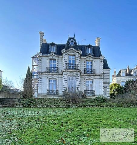 Maison de Maître, coeur de ville MONTVAL-SUR-LOIR (72), 6 chambres, terrain 2090 m²