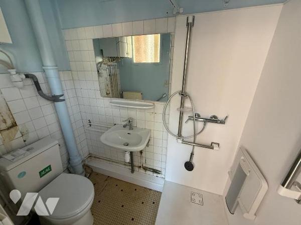 T2 à rénover / Hôpital : Appartement T2 de 32 m² situé à quelques pas de l'hôpital et proche du...