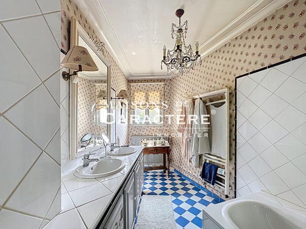 Maison de charme de 150 m² avec annexes à Thiverval