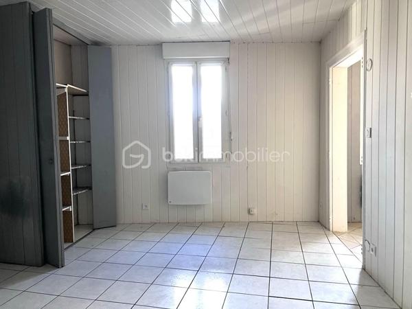 Au centre ville de Frontignan, dans une copropriété avec syndic bénévole sans charge, au deuxième et dernier étage, un appartement de type T2 d'environ 31 m2 habitable composé de deux pièces à vivre et une salle d'eau avec WC. Ce bien dispose d'une superbe terrasse sur toit d'environ 38 m2. Travaux à prévoir.