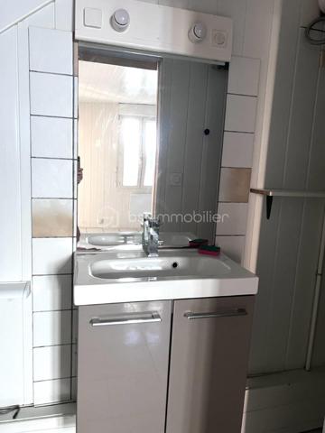 Au centre ville de Frontignan, dans une copropriété avec syndic bénévole sans charge, au deuxième et dernier étage, un appartement de type T2 d'environ 31 m2 habitable composé de deux pièces à vivre et une salle d'eau avec WC. Ce bien dispose d'une superbe terrasse sur toit d'environ 38 m2. Travaux à prévoir.