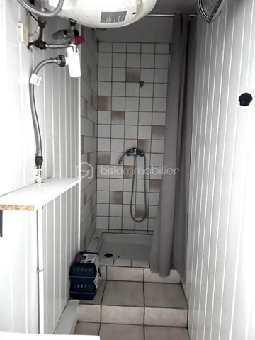 Au centre ville de Frontignan, dans une copropriété avec syndic bénévole sans charge, au deuxième et dernier étage, un appartement de type T2 d'environ 31 m2 habitable composé de deux pièces à vivre et une salle d'eau avec WC. Ce bien dispose d'une superbe terrasse sur toit d'environ 38 m2. Travaux à prévoir.