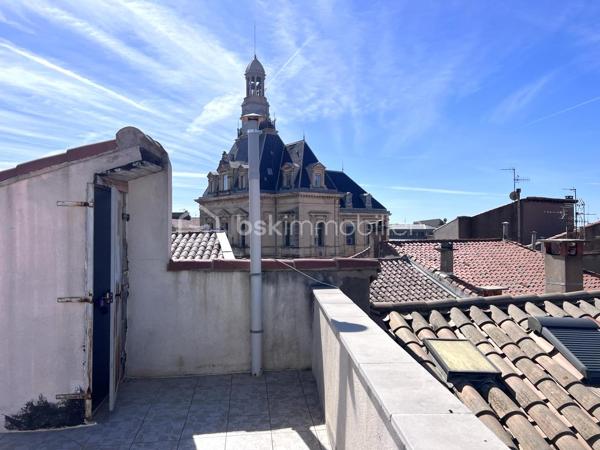 Au centre ville de Frontignan, dans une copropriété avec syndic bénévole sans charge, au deuxième et dernier étage, un appartement de type T2 d'environ 31 m2 habitable composé de deux pièces à vivre et une salle d'eau avec WC. Ce bien dispose d'une superbe terrasse sur toit d'environ 38 m2. Travaux à prévoir.