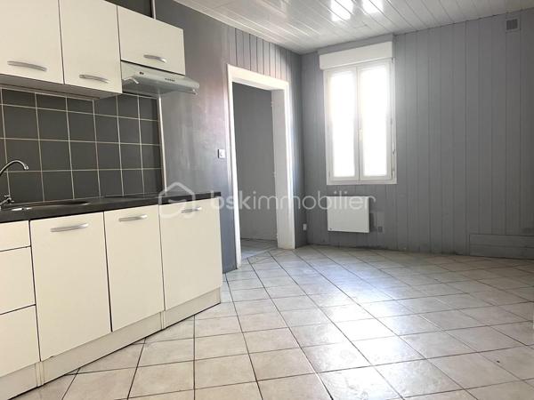 Au centre ville de Frontignan, dans une copropriété avec syndic bénévole sans charge, au deuxième et dernier étage, un appartement de type T2 d'environ 31 m2 habitable composé de deux pièces à vivre et une salle d'eau avec WC. Ce bien dispose d'une superbe terrasse sur toit d'environ 38 m2. Travaux à prévoir.