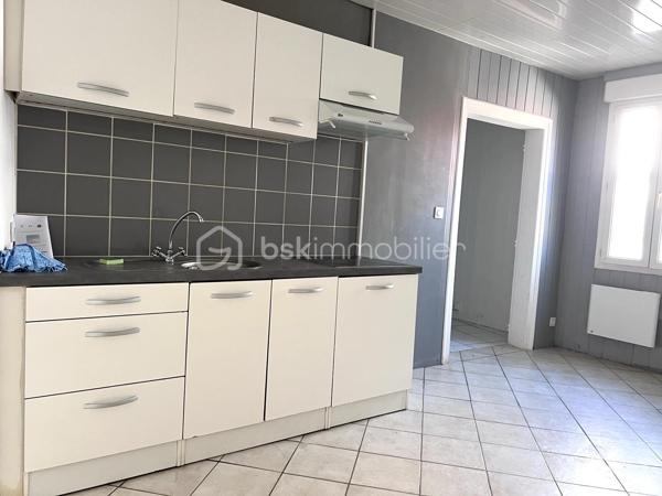 Au centre ville de Frontignan, dans une copropriété avec syndic bénévole sans charge, au deuxième et dernier étage, un appartement de type T2 d'environ 31 m2 habitable composé de deux pièces à vivre et une salle d'eau avec WC. Ce bien dispose d'une superbe terrasse sur toit d'environ 38 m2. Travaux à prévoir.