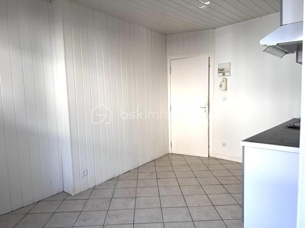 Au centre ville de Frontignan, dans une copropriété avec syndic bénévole sans charge, au deuxième et dernier étage, un appartement de type T2 d'environ 31 m2 habitable composé de deux pièces à vivre et une salle d'eau avec WC. Ce bien dispose d'une superbe terrasse sur toit d'environ 38 m2. Travaux à prévoir.