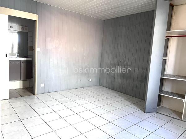 Au centre ville de Frontignan, dans une copropriété avec syndic bénévole sans charge, au deuxième et dernier étage, un appartement de type T2 d'environ 31 m2 habitable composé de deux pièces à vivre et une salle d'eau avec WC. Ce bien dispose d'une superbe terrasse sur toit d'environ 38 m2. Travaux à prévoir.