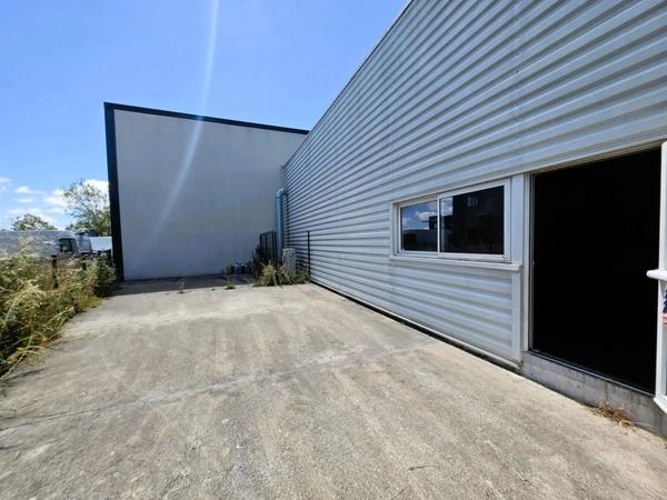 A MARENNES (17), A Vendre en coeur de zone d'activité Bâtiment commercial Mixte 383m², avec bureau-studio à l'étage