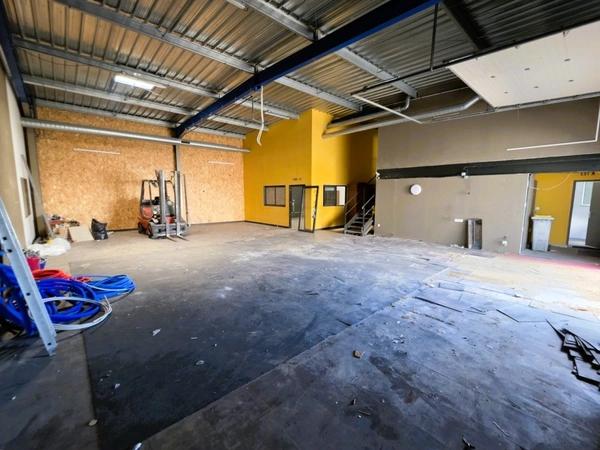 A MARENNES (17), A Vendre en coeur de zone d'activité Bâtiment commercial Mixte 383m², avec bureau-studio à l'étage