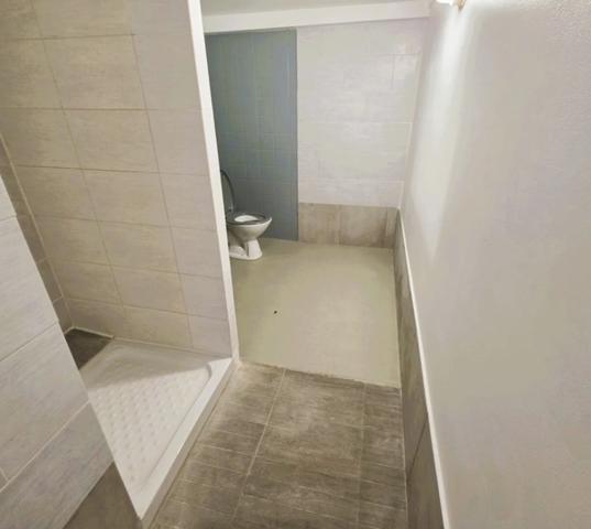 A MARENNES (17), A Vendre en coeur de zone d'activité Bâtiment commercial Mixte 383m², avec bureau-studio à l'étage