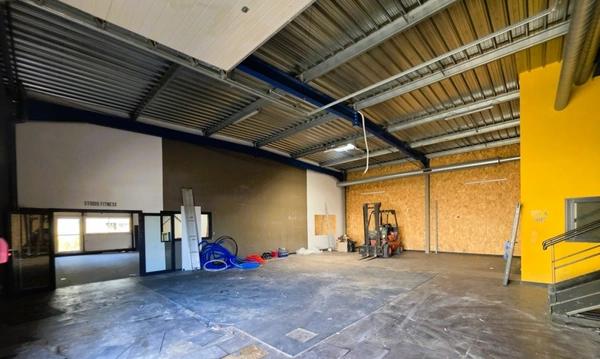 A MARENNES (17), A Vendre en coeur de zone d'activité Bâtiment commercial Mixte 383m², avec bureau-studio à l'étage