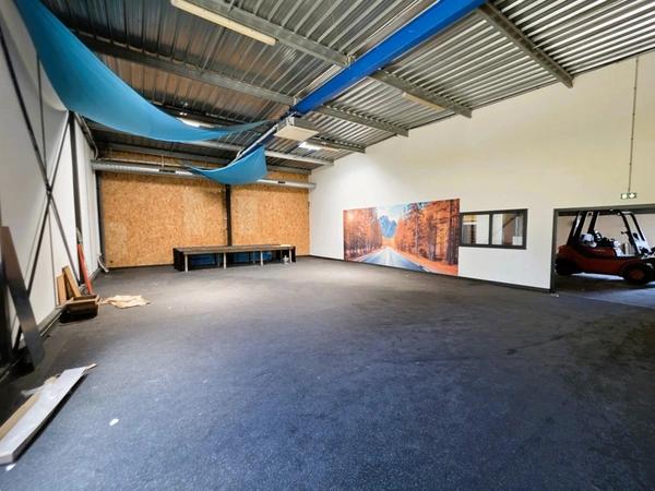 A MARENNES (17), A Vendre en coeur de zone d'activité Bâtiment commercial Mixte 383m², avec bureau-studio à l'étage