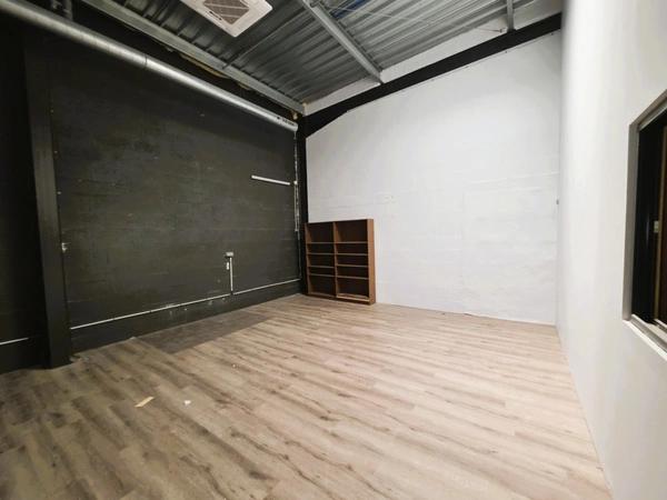 A MARENNES (17), A Vendre en coeur de zone d'activité Bâtiment commercial Mixte 383m², avec bureau-studio à l'étage