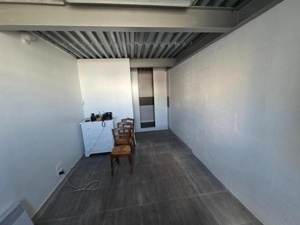 A MARENNES (17), A Vendre en coeur de zone d'activité Bâtiment commercial Mixte 383m², avec bureau-studio à l'étage