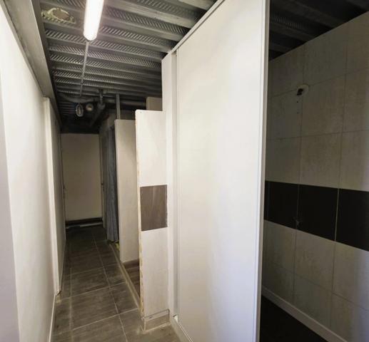 A MARENNES (17), A Vendre en coeur de zone d'activité Bâtiment commercial Mixte 383m², avec bureau-studio à l'étage