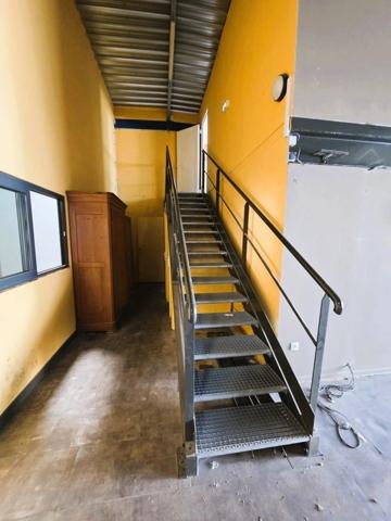 A MARENNES (17), A Vendre en coeur de zone d'activité Bâtiment commercial Mixte 383m², avec bureau-studio à l'étage