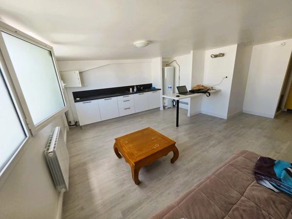 A MARENNES (17), A Vendre en coeur de zone d'activité Bâtiment commercial Mixte 383m², avec bureau-studio à l'étage