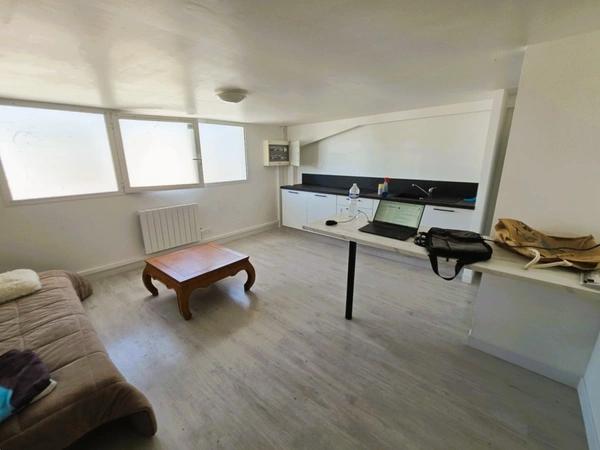 A MARENNES (17), A Vendre en coeur de zone d'activité Bâtiment commercial Mixte 383m², avec bureau-studio à l'étage