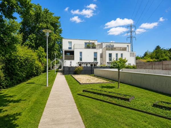 Appartement T3 – 64 m² – Dernier étage avec doubles terrasses à Pessac

Situé à Pessac, entre Alouette et Cap de Bos, à seulement quelques minutes de la forêt du Bourgailh, découvrez ce superbe appartement T3 traversant de 62 m², niché au 2ᵉ et dernier étage d’une résidence récente et sécurisée de 2019.

La résidence, fermée par portail électrique, offre un cadre de vie particulièrement agréable avec de beaux espaces verts, un terrain de pétanque, un ascenseur ainsi qu’un parking en sous-sol.

L’appartement séduit dès l’entrée par sa luminosité et ses volumes parfaitement optimisés. La pièce de vie de plus de 32 m², chaleureuse et conviviale, accueille une cuisine ouverte entièrement équipée et aménagée (plaque vitrocéramique, hotte, rangements hauts et bas, arrivées pour machine).

Traversant Est/Ouest, le bien bénéficie de deux belles terrasses de 10 m² chacune, sans vis-à-vis, permettant de profiter du soleil à tout moment de la journée.

L’espace nuit comprend :

* deux chambres confortables,
* une salle de bains,
* un WC indépendant.

Une place de parking privative en sous-sol ainsi qu’un local vélos complètent ce bien.

Les atouts :

* Résidence récente conforme RT 2012
* Dernier étage
* Appartement traversant et très lumineux
* Deux terrasses sans vis-à-vis
* Volets roulants électriques
* Double vitrage
* Aucun travaux à prévoir
* Petite copropriété de seulement 26 logements
* Proximité immédiate des commerces, écoles et accès rocade (Avenue du Général Leclerc)

Informations copropriété :

* Pas de procédure en cours
* Charges annuelles : 1 356 € (soit 113 €/mois)
* Dont 745 € récupérables
* Taxe foncière : 1 332 €

Performance énergétique :

* Consommation énergie primaire : 64 kWh/m²/an

Un bien rare sur le secteur, idéal pour une résidence principale comme pour un investissement locatif de qualité.

Disponible immédiatement – À visiter sans tarder.