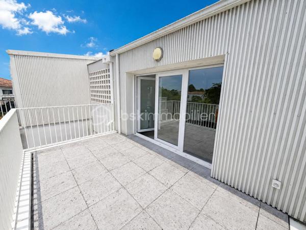 Appartement T3 – 64 m² – Dernier étage avec doubles terrasses à Pessac

Situé à Pessac, entre Alouette et Cap de Bos, à seulement quelques minutes de la forêt du Bourgailh, découvrez ce superbe appartement T3 traversant de 62 m², niché au 2ᵉ et dernier étage d’une résidence récente et sécurisée de 2019.

La résidence, fermée par portail électrique, offre un cadre de vie particulièrement agréable avec de beaux espaces verts, un terrain de pétanque, un ascenseur ainsi qu’un parking en sous-sol.

L’appartement séduit dès l’entrée par sa luminosité et ses volumes parfaitement optimisés. La pièce de vie de plus de 32 m², chaleureuse et conviviale, accueille une cuisine ouverte entièrement équipée et aménagée (plaque vitrocéramique, hotte, rangements hauts et bas, arrivées pour machine).

Traversant Est/Ouest, le bien bénéficie de deux belles terrasses de 10 m² chacune, sans vis-à-vis, permettant de profiter du soleil à tout moment de la journée.

L’espace nuit comprend :

* deux chambres confortables,
* une salle de bains,
* un WC indépendant.

Une place de parking privative en sous-sol ainsi qu’un local vélos complètent ce bien.

Les atouts :

* Résidence récente conforme RT 2012
* Dernier étage
* Appartement traversant et très lumineux
* Deux terrasses sans vis-à-vis
* Volets roulants électriques
* Double vitrage
* Aucun travaux à prévoir
* Petite copropriété de seulement 26 logements
* Proximité immédiate des commerces, écoles et accès rocade (Avenue du Général Leclerc)

Informations copropriété :

* Pas de procédure en cours
* Charges annuelles : 1 356 € (soit 113 €/mois)
* Dont 745 € récupérables
* Taxe foncière : 1 332 €

Performance énergétique :

* Consommation énergie primaire : 64 kWh/m²/an

Un bien rare sur le secteur, idéal pour une résidence principale comme pour un investissement locatif de qualité.

Disponible immédiatement – À visiter sans tarder.