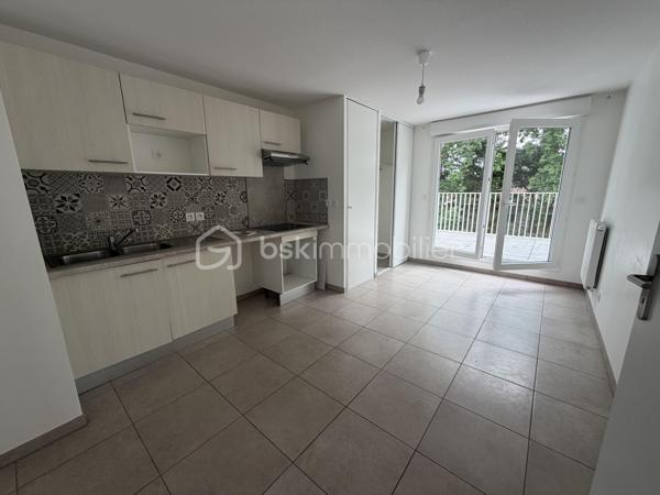 Appartement T3 – 64 m² – Dernier étage avec doubles terrasses à Pessac

Situé à Pessac, entre Alouette et Cap de Bos, à seulement quelques minutes de la forêt du Bourgailh, découvrez ce superbe appartement T3 traversant de 62 m², niché au 2ᵉ et dernier étage d’une résidence récente et sécurisée de 2019.

La résidence, fermée par portail électrique, offre un cadre de vie particulièrement agréable avec de beaux espaces verts, un terrain de pétanque, un ascenseur ainsi qu’un parking en sous-sol.

L’appartement séduit dès l’entrée par sa luminosité et ses volumes parfaitement optimisés. La pièce de vie de plus de 32 m², chaleureuse et conviviale, accueille une cuisine ouverte entièrement équipée et aménagée (plaque vitrocéramique, hotte, rangements hauts et bas, arrivées pour machine).

Traversant Est/Ouest, le bien bénéficie de deux belles terrasses de 10 m² chacune, sans vis-à-vis, permettant de profiter du soleil à tout moment de la journée.

L’espace nuit comprend :

* deux chambres confortables,
* une salle de bains,
* un WC indépendant.

Une place de parking privative en sous-sol ainsi qu’un local vélos complètent ce bien.

Les atouts :

* Résidence récente conforme RT 2012
* Dernier étage
* Appartement traversant et très lumineux
* Deux terrasses sans vis-à-vis
* Volets roulants électriques
* Double vitrage
* Aucun travaux à prévoir
* Petite copropriété de seulement 26 logements
* Proximité immédiate des commerces, écoles et accès rocade (Avenue du Général Leclerc)

Informations copropriété :

* Pas de procédure en cours
* Charges annuelles : 1 356 € (soit 113 €/mois)
* Dont 745 € récupérables
* Taxe foncière : 1 332 €

Performance énergétique :

* Consommation énergie primaire : 64 kWh/m²/an

Un bien rare sur le secteur, idéal pour une résidence principale comme pour un investissement locatif de qualité.

Disponible immédiatement – À visiter sans tarder.