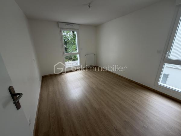 Appartement T3 – 64 m² – Dernier étage avec doubles terrasses à Pessac

Situé à Pessac, entre Alouette et Cap de Bos, à seulement quelques minutes de la forêt du Bourgailh, découvrez ce superbe appartement T3 traversant de 62 m², niché au 2ᵉ et dernier étage d’une résidence récente et sécurisée de 2019.

La résidence, fermée par portail électrique, offre un cadre de vie particulièrement agréable avec de beaux espaces verts, un terrain de pétanque, un ascenseur ainsi qu’un parking en sous-sol.

L’appartement séduit dès l’entrée par sa luminosité et ses volumes parfaitement optimisés. La pièce de vie de plus de 32 m², chaleureuse et conviviale, accueille une cuisine ouverte entièrement équipée et aménagée (plaque vitrocéramique, hotte, rangements hauts et bas, arrivées pour machine).

Traversant Est/Ouest, le bien bénéficie de deux belles terrasses de 10 m² chacune, sans vis-à-vis, permettant de profiter du soleil à tout moment de la journée.

L’espace nuit comprend :

* deux chambres confortables,
* une salle de bains,
* un WC indépendant.

Une place de parking privative en sous-sol ainsi qu’un local vélos complètent ce bien.

Les atouts :

* Résidence récente conforme RT 2012
* Dernier étage
* Appartement traversant et très lumineux
* Deux terrasses sans vis-à-vis
* Volets roulants électriques
* Double vitrage
* Aucun travaux à prévoir
* Petite copropriété de seulement 26 logements
* Proximité immédiate des commerces, écoles et accès rocade (Avenue du Général Leclerc)

Informations copropriété :

* Pas de procédure en cours
* Charges annuelles : 1 356 € (soit 113 €/mois)
* Dont 745 € récupérables
* Taxe foncière : 1 332 €

Performance énergétique :

* Consommation énergie primaire : 64 kWh/m²/an

Un bien rare sur le secteur, idéal pour une résidence principale comme pour un investissement locatif de qualité.

Disponible immédiatement – À visiter sans tarder.