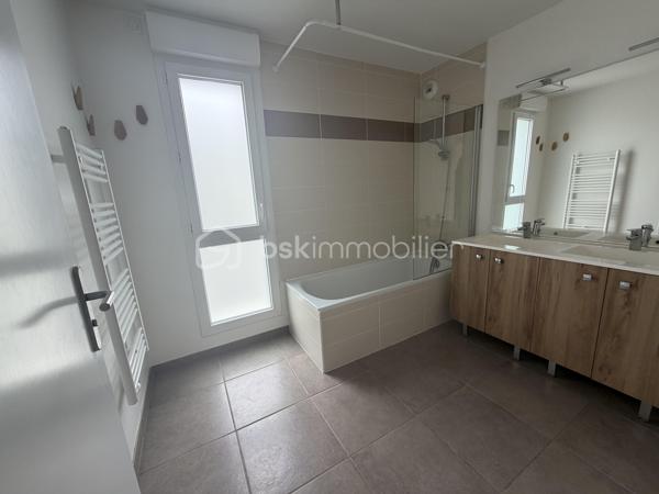 Appartement T3 – 64 m² – Dernier étage avec doubles terrasses à Pessac

Situé à Pessac, entre Alouette et Cap de Bos, à seulement quelques minutes de la forêt du Bourgailh, découvrez ce superbe appartement T3 traversant de 62 m², niché au 2ᵉ et dernier étage d’une résidence récente et sécurisée de 2019.

La résidence, fermée par portail électrique, offre un cadre de vie particulièrement agréable avec de beaux espaces verts, un terrain de pétanque, un ascenseur ainsi qu’un parking en sous-sol.

L’appartement séduit dès l’entrée par sa luminosité et ses volumes parfaitement optimisés. La pièce de vie de plus de 32 m², chaleureuse et conviviale, accueille une cuisine ouverte entièrement équipée et aménagée (plaque vitrocéramique, hotte, rangements hauts et bas, arrivées pour machine).

Traversant Est/Ouest, le bien bénéficie de deux belles terrasses de 10 m² chacune, sans vis-à-vis, permettant de profiter du soleil à tout moment de la journée.

L’espace nuit comprend :

* deux chambres confortables,
* une salle de bains,
* un WC indépendant.

Une place de parking privative en sous-sol ainsi qu’un local vélos complètent ce bien.

Les atouts :

* Résidence récente conforme RT 2012
* Dernier étage
* Appartement traversant et très lumineux
* Deux terrasses sans vis-à-vis
* Volets roulants électriques
* Double vitrage
* Aucun travaux à prévoir
* Petite copropriété de seulement 26 logements
* Proximité immédiate des commerces, écoles et accès rocade (Avenue du Général Leclerc)

Informations copropriété :

* Pas de procédure en cours
* Charges annuelles : 1 356 € (soit 113 €/mois)
* Dont 745 € récupérables
* Taxe foncière : 1 332 €

Performance énergétique :

* Consommation énergie primaire : 64 kWh/m²/an

Un bien rare sur le secteur, idéal pour une résidence principale comme pour un investissement locatif de qualité.

Disponible immédiatement – À visiter sans tarder.