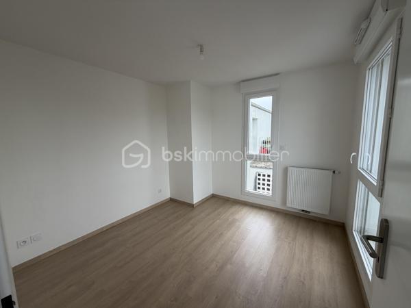 Appartement T3 – 64 m² – Dernier étage avec doubles terrasses à Pessac

Situé à Pessac, entre Alouette et Cap de Bos, à seulement quelques minutes de la forêt du Bourgailh, découvrez ce superbe appartement T3 traversant de 62 m², niché au 2ᵉ et dernier étage d’une résidence récente et sécurisée de 2019.

La résidence, fermée par portail électrique, offre un cadre de vie particulièrement agréable avec de beaux espaces verts, un terrain de pétanque, un ascenseur ainsi qu’un parking en sous-sol.

L’appartement séduit dès l’entrée par sa luminosité et ses volumes parfaitement optimisés. La pièce de vie de plus de 32 m², chaleureuse et conviviale, accueille une cuisine ouverte entièrement équipée et aménagée (plaque vitrocéramique, hotte, rangements hauts et bas, arrivées pour machine).

Traversant Est/Ouest, le bien bénéficie de deux belles terrasses de 10 m² chacune, sans vis-à-vis, permettant de profiter du soleil à tout moment de la journée.

L’espace nuit comprend :

* deux chambres confortables,
* une salle de bains,
* un WC indépendant.

Une place de parking privative en sous-sol ainsi qu’un local vélos complètent ce bien.

Les atouts :

* Résidence récente conforme RT 2012
* Dernier étage
* Appartement traversant et très lumineux
* Deux terrasses sans vis-à-vis
* Volets roulants électriques
* Double vitrage
* Aucun travaux à prévoir
* Petite copropriété de seulement 26 logements
* Proximité immédiate des commerces, écoles et accès rocade (Avenue du Général Leclerc)

Informations copropriété :

* Pas de procédure en cours
* Charges annuelles : 1 356 € (soit 113 €/mois)
* Dont 745 € récupérables
* Taxe foncière : 1 332 €

Performance énergétique :

* Consommation énergie primaire : 64 kWh/m²/an

Un bien rare sur le secteur, idéal pour une résidence principale comme pour un investissement locatif de qualité.

Disponible immédiatement – À visiter sans tarder.