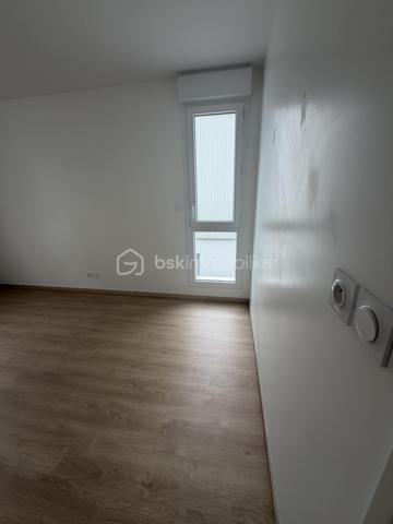 Appartement T3 – 64 m² – Dernier étage avec doubles terrasses à Pessac

Situé à Pessac, entre Alouette et Cap de Bos, à seulement quelques minutes de la forêt du Bourgailh, découvrez ce superbe appartement T3 traversant de 62 m², niché au 2ᵉ et dernier étage d’une résidence récente et sécurisée de 2019.

La résidence, fermée par portail électrique, offre un cadre de vie particulièrement agréable avec de beaux espaces verts, un terrain de pétanque, un ascenseur ainsi qu’un parking en sous-sol.

L’appartement séduit dès l’entrée par sa luminosité et ses volumes parfaitement optimisés. La pièce de vie de plus de 32 m², chaleureuse et conviviale, accueille une cuisine ouverte entièrement équipée et aménagée (plaque vitrocéramique, hotte, rangements hauts et bas, arrivées pour machine).

Traversant Est/Ouest, le bien bénéficie de deux belles terrasses de 10 m² chacune, sans vis-à-vis, permettant de profiter du soleil à tout moment de la journée.

L’espace nuit comprend :

* deux chambres confortables,
* une salle de bains,
* un WC indépendant.

Une place de parking privative en sous-sol ainsi qu’un local vélos complètent ce bien.

Les atouts :

* Résidence récente conforme RT 2012
* Dernier étage
* Appartement traversant et très lumineux
* Deux terrasses sans vis-à-vis
* Volets roulants électriques
* Double vitrage
* Aucun travaux à prévoir
* Petite copropriété de seulement 26 logements
* Proximité immédiate des commerces, écoles et accès rocade (Avenue du Général Leclerc)

Informations copropriété :

* Pas de procédure en cours
* Charges annuelles : 1 356 € (soit 113 €/mois)
* Dont 745 € récupérables
* Taxe foncière : 1 332 €

Performance énergétique :

* Consommation énergie primaire : 64 kWh/m²/an

Un bien rare sur le secteur, idéal pour une résidence principale comme pour un investissement locatif de qualité.

Disponible immédiatement – À visiter sans tarder.