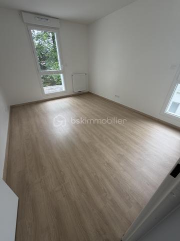 Appartement T3 – 64 m² – Dernier étage avec doubles terrasses à Pessac

Situé à Pessac, entre Alouette et Cap de Bos, à seulement quelques minutes de la forêt du Bourgailh, découvrez ce superbe appartement T3 traversant de 62 m², niché au 2ᵉ et dernier étage d’une résidence récente et sécurisée de 2019.

La résidence, fermée par portail électrique, offre un cadre de vie particulièrement agréable avec de beaux espaces verts, un terrain de pétanque, un ascenseur ainsi qu’un parking en sous-sol.

L’appartement séduit dès l’entrée par sa luminosité et ses volumes parfaitement optimisés. La pièce de vie de plus de 32 m², chaleureuse et conviviale, accueille une cuisine ouverte entièrement équipée et aménagée (plaque vitrocéramique, hotte, rangements hauts et bas, arrivées pour machine).

Traversant Est/Ouest, le bien bénéficie de deux belles terrasses de 10 m² chacune, sans vis-à-vis, permettant de profiter du soleil à tout moment de la journée.

L’espace nuit comprend :

* deux chambres confortables,
* une salle de bains,
* un WC indépendant.

Une place de parking privative en sous-sol ainsi qu’un local vélos complètent ce bien.

Les atouts :

* Résidence récente conforme RT 2012
* Dernier étage
* Appartement traversant et très lumineux
* Deux terrasses sans vis-à-vis
* Volets roulants électriques
* Double vitrage
* Aucun travaux à prévoir
* Petite copropriété de seulement 26 logements
* Proximité immédiate des commerces, écoles et accès rocade (Avenue du Général Leclerc)

Informations copropriété :

* Pas de procédure en cours
* Charges annuelles : 1 356 € (soit 113 €/mois)
* Dont 745 € récupérables
* Taxe foncière : 1 332 €

Performance énergétique :

* Consommation énergie primaire : 64 kWh/m²/an

Un bien rare sur le secteur, idéal pour une résidence principale comme pour un investissement locatif de qualité.

Disponible immédiatement – À visiter sans tarder.