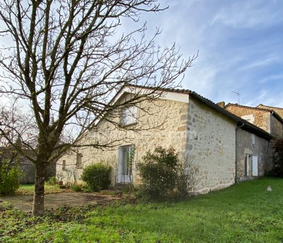 Bunzac - Maison en pierre de 121 m² avec dépendances et jardin