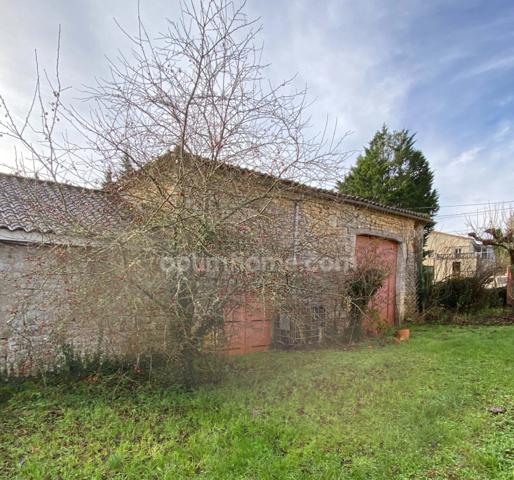 Bunzac - Maison en pierre de 121 m² avec dépendances et jardin