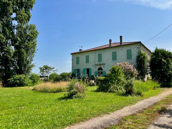 À vendre Maison de maître du XIXe avec grange et parc arboré d'environ1,5 hectare, proche Villeneuve-sur-Lot. Dans un environnement calme et verdoyant, à seulement quelques minutes de la bastide historique de Villeneuve-sur-Lot, cette maison de maître , Casseneuil