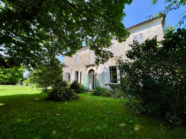 À vendre Maison de maître du XIXe avec grange et parc arboré d'environ1,5 hectare, proche Villeneuve-sur-Lot. Dans un environnement calme et verdoyant, à seulement quelques minutes de la bastide historique de Villeneuve-sur-Lot, cette maison de maître , Casseneuil