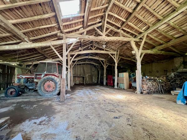 À vendre Maison de maître du XIXe avec grange et parc arboré d'environ1,5 hectare, proche Villeneuve-sur-Lot. Dans un environnement calme et verdoyant, à seulement quelques minutes de la bastide historique de Villeneuve-sur-Lot, cette maison de maître , Casseneuil