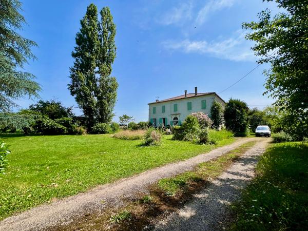 À vendre Maison de maître du XIXe avec grange et parc arboré d'environ1,5 hectare, proche Villeneuve-sur-Lot. Dans un environnement calme et verdoyant, à seulement quelques minutes de la bastide historique de Villeneuve-sur-Lot, cette maison de maître , Casseneuil