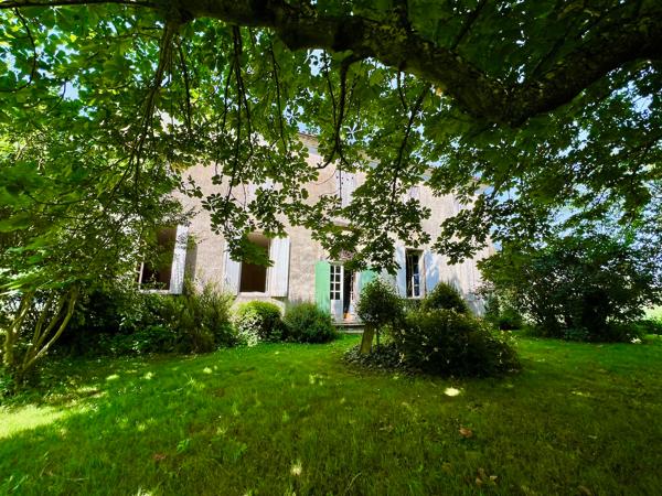 À vendre Maison de maître du XIXe avec grange et parc arboré d'environ1,5 hectare, proche Villeneuve-sur-Lot. Dans un environnement calme et verdoyant, à seulement quelques minutes de la bastide historique de Villeneuve-sur-Lot, cette maison de maître , Casseneuil