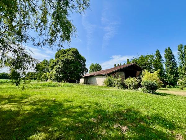 À vendre Maison de maître du XIXe avec grange et parc arboré d'environ1,5 hectare, proche Villeneuve-sur-Lot. Dans un environnement calme et verdoyant, à seulement quelques minutes de la bastide historique de Villeneuve-sur-Lot, cette maison de maître , Casseneuil