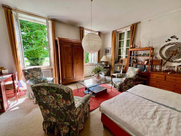 À vendre Maison de maître du XIXe avec grange et parc arboré d'environ1,5 hectare, proche Villeneuve-sur-Lot. Dans un environnement calme et verdoyant, à seulement quelques minutes de la bastide historique de Villeneuve-sur-Lot, cette maison de maître , Casseneuil