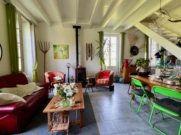 À vendre Maison de maître du XIXe avec grange et parc arboré d'environ1,5 hectare, proche Villeneuve-sur-Lot. Dans un environnement calme et verdoyant, à seulement quelques minutes de la bastide historique de Villeneuve-sur-Lot, cette maison de maître , Casseneuil