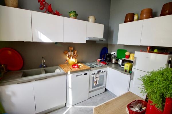 À vendre Maison de maître du XIXe avec grange et parc arboré d'environ1,5 hectare, proche Villeneuve-sur-Lot. Dans un environnement calme et verdoyant, à seulement quelques minutes de la bastide historique de Villeneuve-sur-Lot, cette maison de maître , Casseneuil