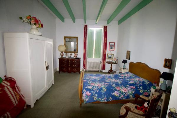 À vendre Maison de maître du XIXe avec grange et parc arboré d'environ1,5 hectare, proche Villeneuve-sur-Lot. Dans un environnement calme et verdoyant, à seulement quelques minutes de la bastide historique de Villeneuve-sur-Lot, cette maison de maître , Casseneuil