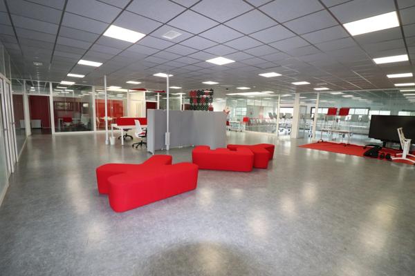 BATIMENT COMPRENANT 13 LOCAUX A LOUER INDIVIDUELLEMENT AU BREUIL MAGNE (17870)